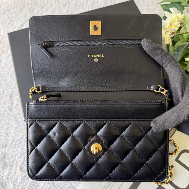 經典CC Logo金釦菱格紋小羊皮金球WOC(黑色)-3