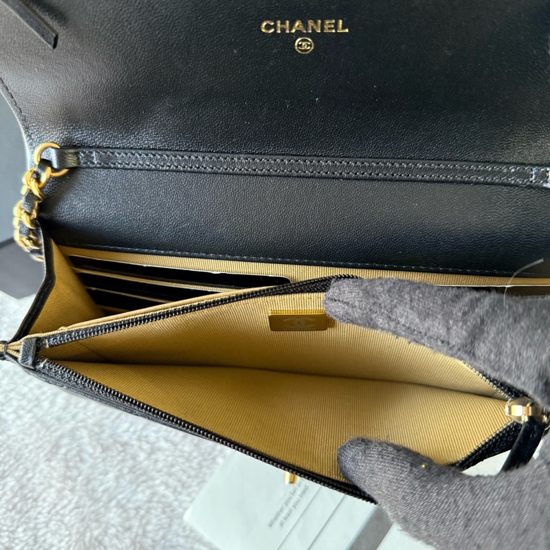 經典CC Logo金釦菱格紋小羊皮金球WOC(黑色)-6