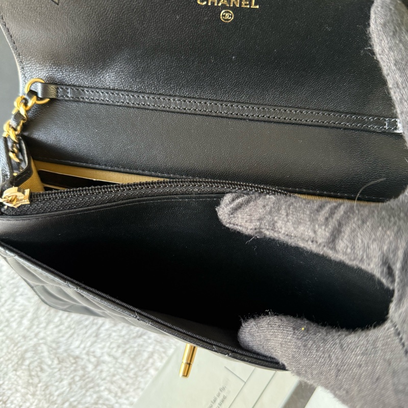 經典CC Logo金釦菱格紋小羊皮金球WOC(黑色)-7