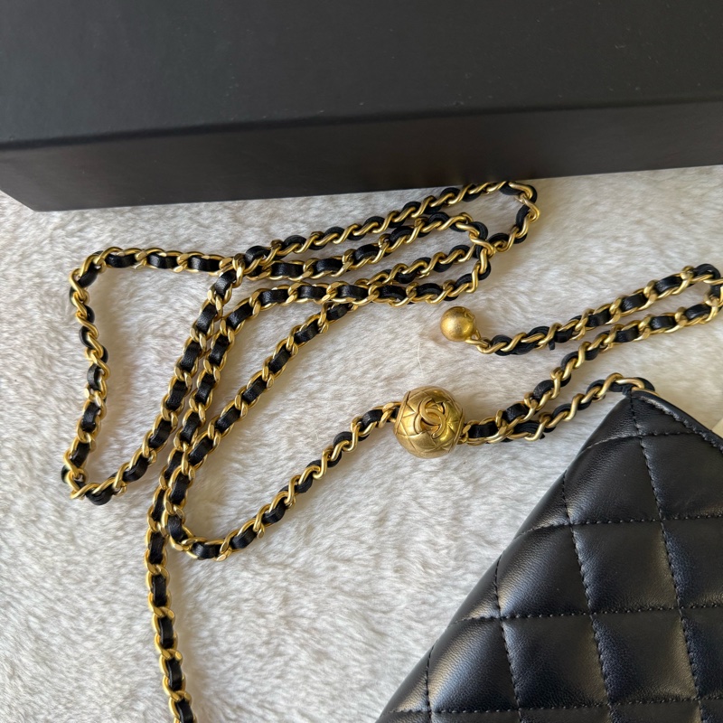 經典CC Logo金釦菱格紋小羊皮金球WOC(黑色)-8