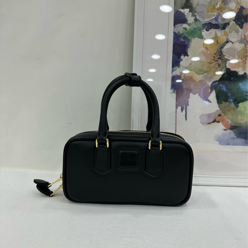 MIUMIU 繆繆 枕頭包 Arcadie 黑色 牛皮 非常柔軟有質感 大熱門 尺寸約22*11-1