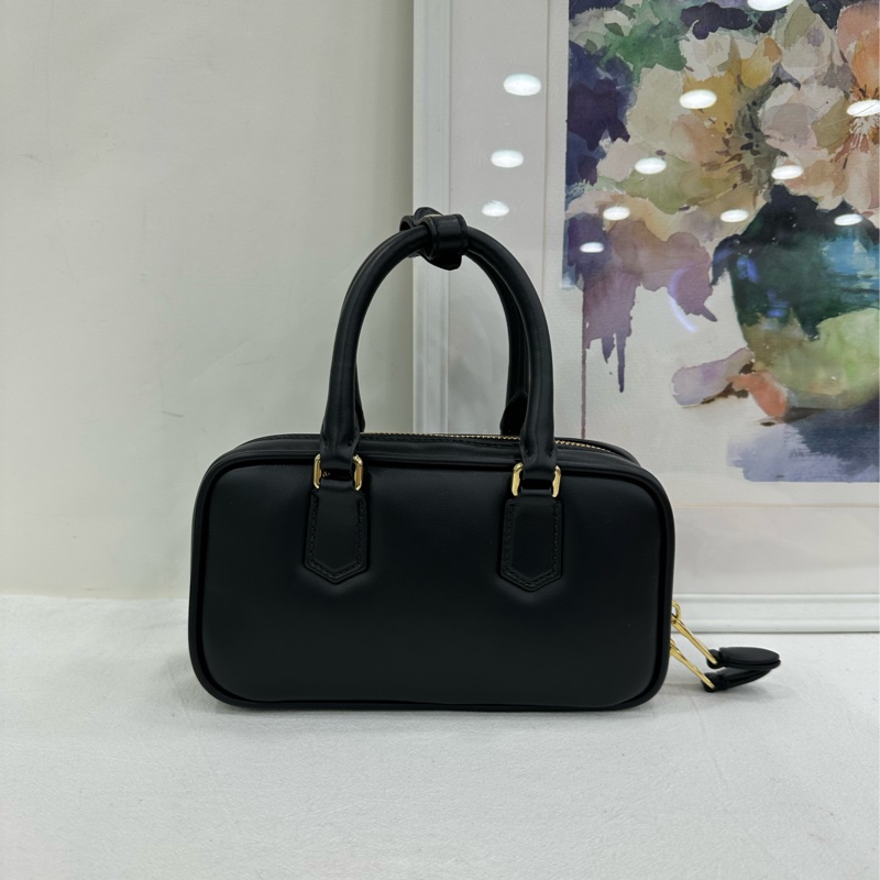 MIUMIU 繆繆 枕頭包 Arcadie 黑色 牛皮 非常柔軟有質感 大熱門 尺寸約22*11-2