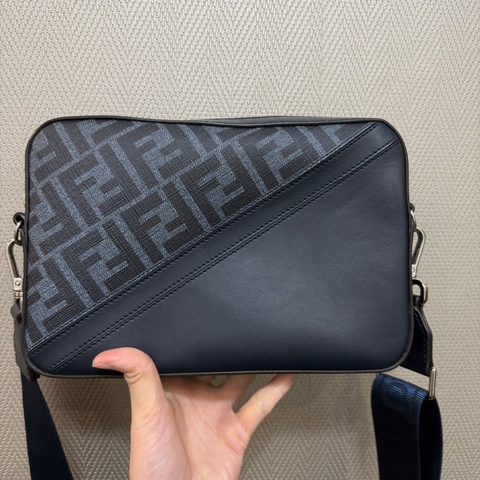 Fendi 深藍PVC拼牛皮銀釦ㄇ拉6卡斜背相機包