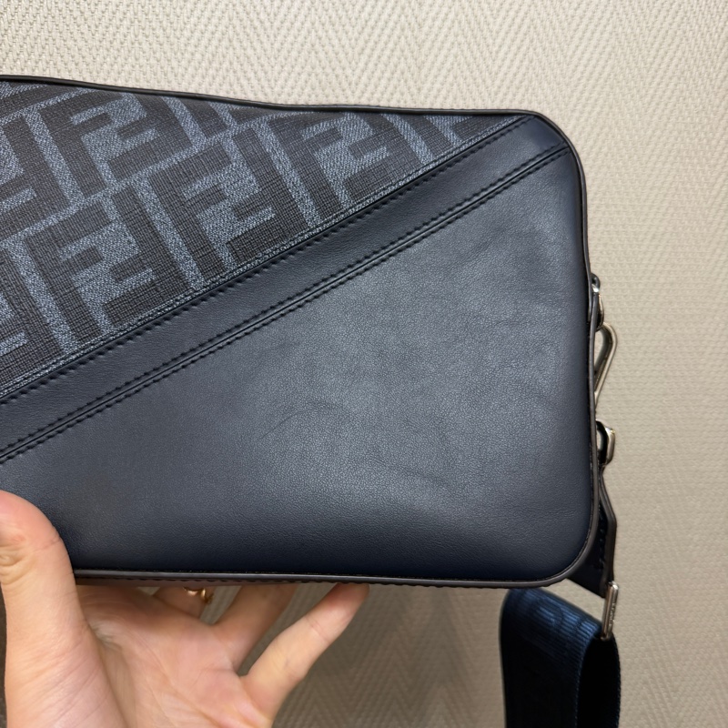 Fendi 深藍PVC拼牛皮銀釦ㄇ拉6卡斜背相機包-1