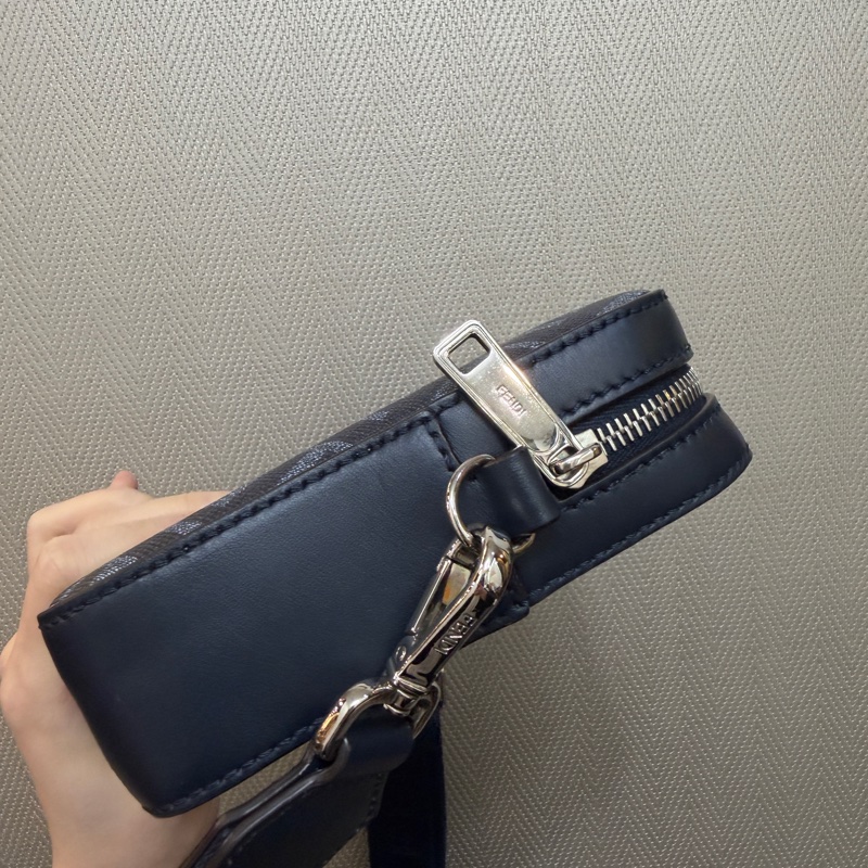 Fendi 深藍PVC拼牛皮銀釦ㄇ拉6卡斜背相機包-3