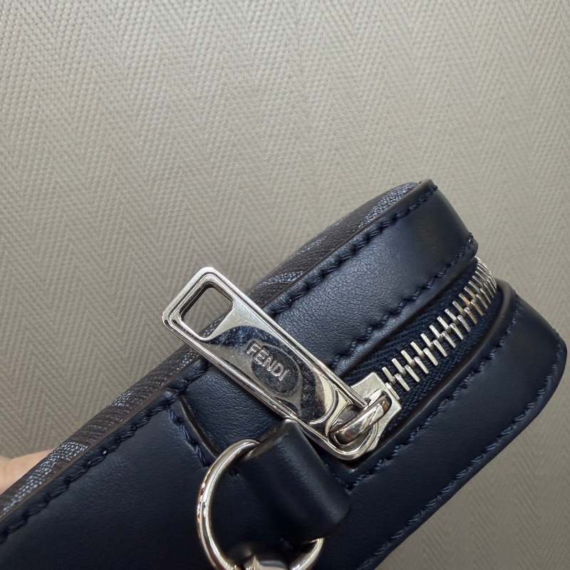 Fendi 深藍PVC拼牛皮銀釦ㄇ拉6卡斜背相機包-4