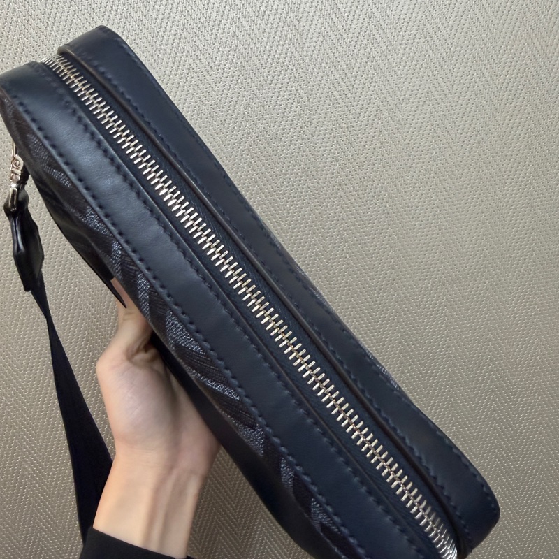 Fendi 深藍PVC拼牛皮銀釦ㄇ拉6卡斜背相機包-5