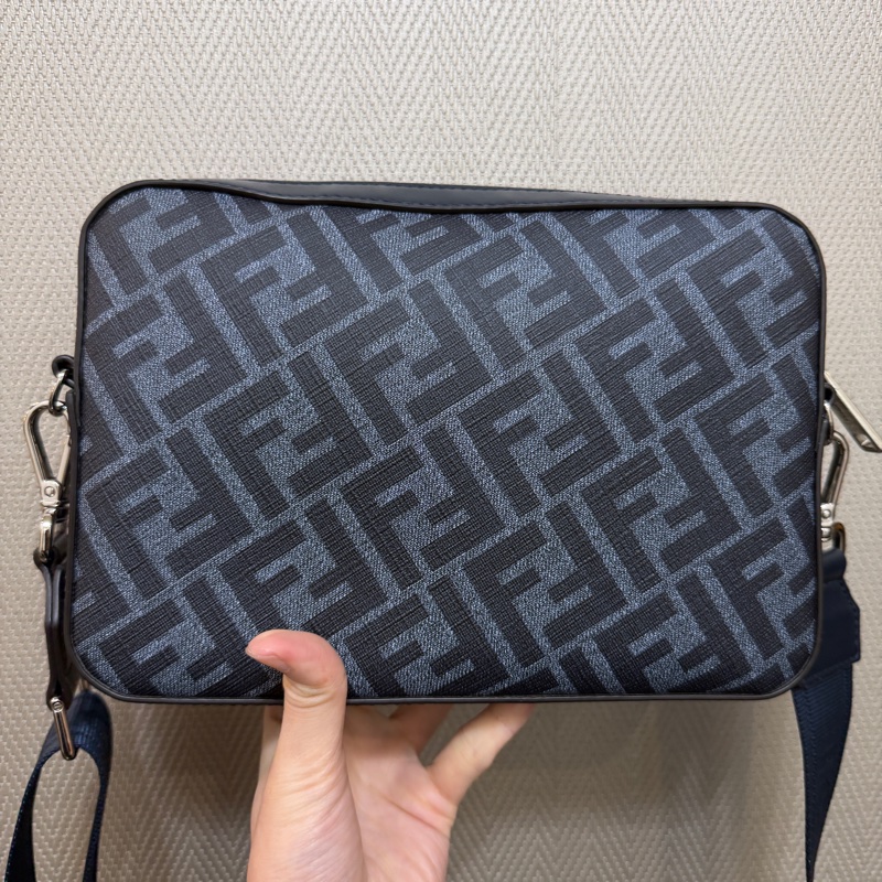 Fendi 深藍PVC拼牛皮銀釦ㄇ拉6卡斜背相機包-6