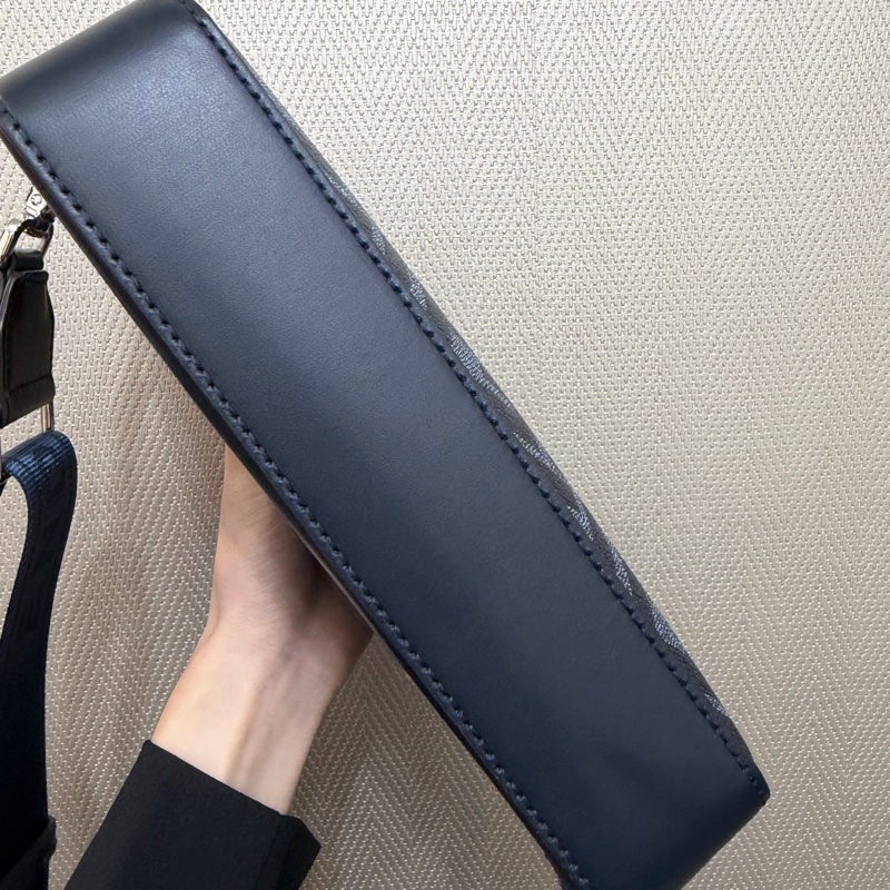 Fendi 深藍PVC拼牛皮銀釦ㄇ拉6卡斜背相機包-7