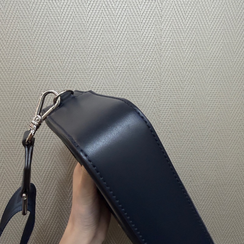 Fendi 深藍PVC拼牛皮銀釦ㄇ拉6卡斜背相機包-8