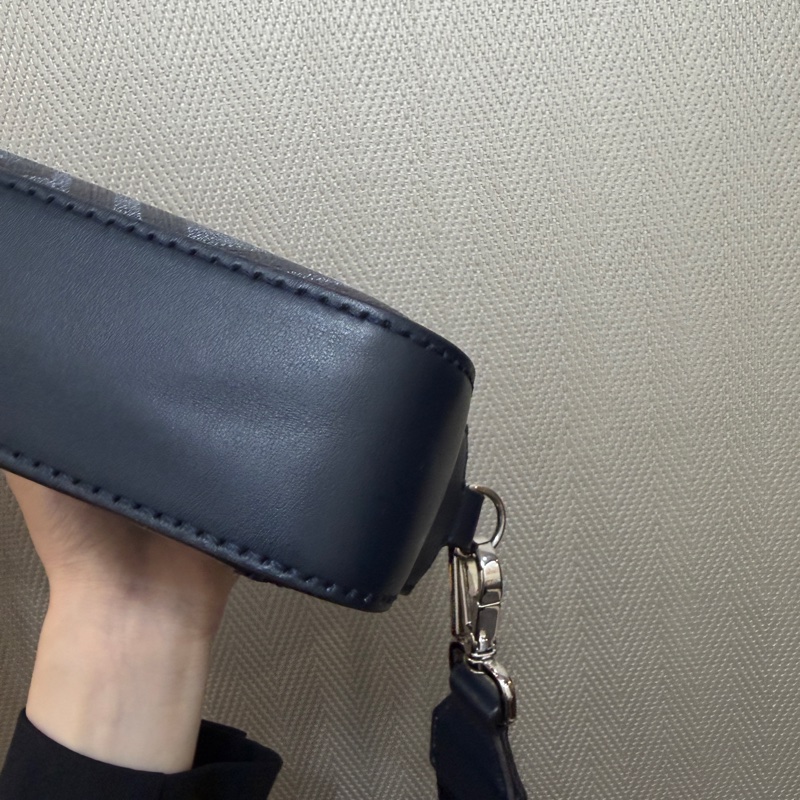 Fendi 深藍PVC拼牛皮銀釦ㄇ拉6卡斜背相機包-9
