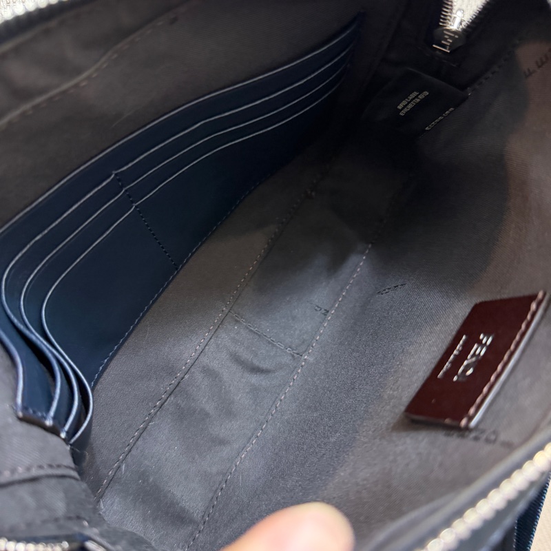 Fendi 深藍PVC拼牛皮銀釦ㄇ拉6卡斜背相機包-10