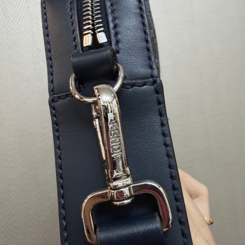 Fendi 深藍PVC拼牛皮銀釦ㄇ拉6卡斜背相機包-11