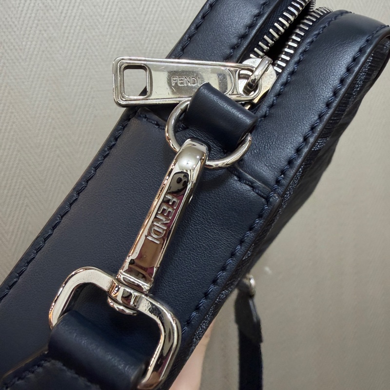 Fendi 深藍PVC拼牛皮銀釦ㄇ拉6卡斜背相機包-12