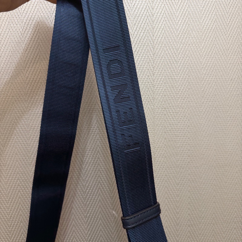 Fendi 深藍PVC拼牛皮銀釦ㄇ拉6卡斜背相機包-13