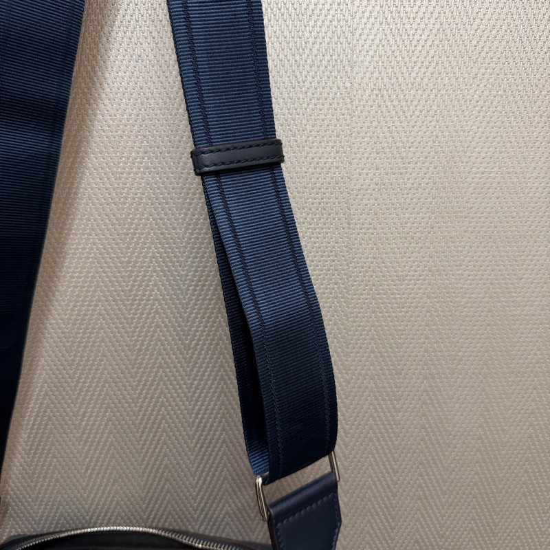 Fendi 深藍PVC拼牛皮銀釦ㄇ拉6卡斜背相機包-14