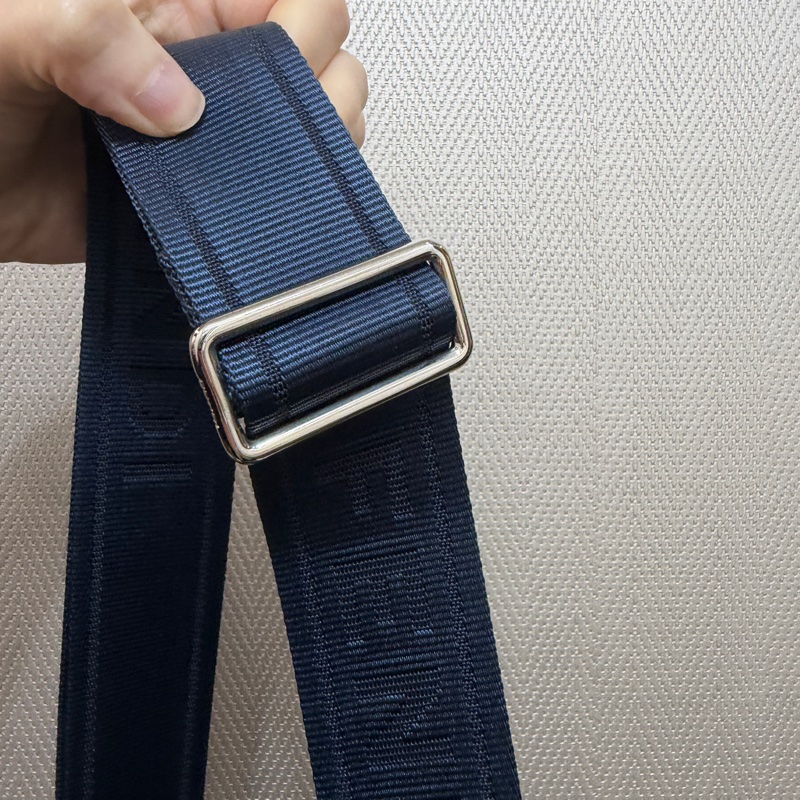 Fendi 深藍PVC拼牛皮銀釦ㄇ拉6卡斜背相機包-15