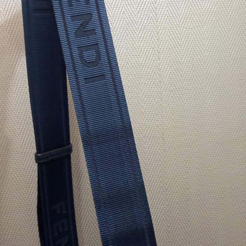 Fendi 深藍PVC拼牛皮銀釦ㄇ拉6卡斜背相機包-16