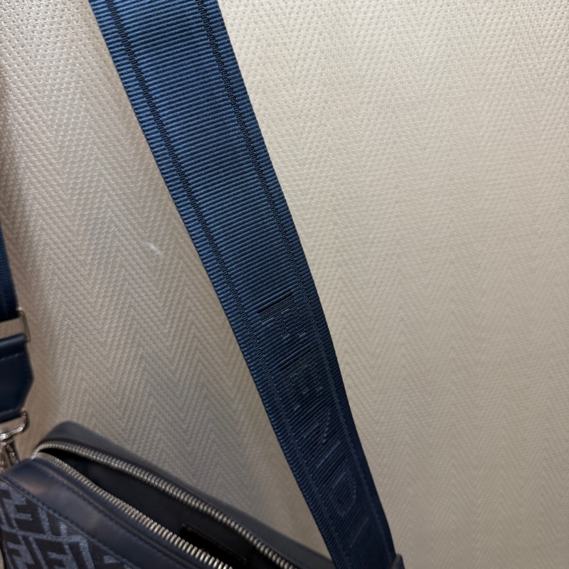 Fendi 深藍PVC拼牛皮銀釦ㄇ拉6卡斜背相機包-17