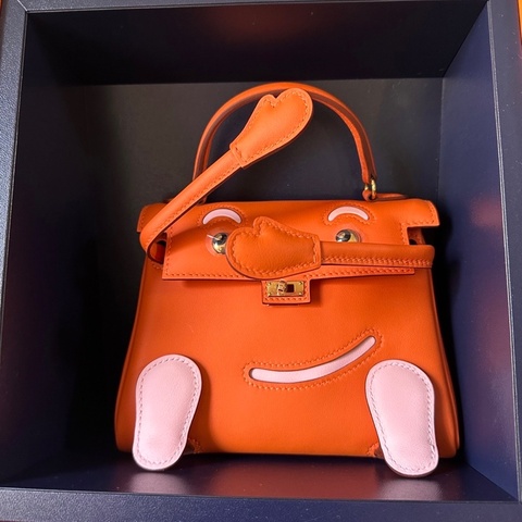 新到 ° Hermes Kellydoll 3Q櫻花粉 橘拼粉K刻粉腳丫粉笑臉超可愛！ 全新全套：防塵袋、絲帶、小票、本子、盒子 2026年票剛抱出