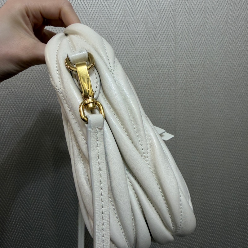 Miu Miu 白納帕羊皮金釦Wander Mareless Mini半月型手提斜背-2