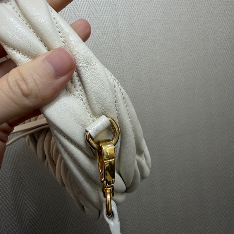 Miu Miu 白納帕羊皮金釦Wander Mareless Mini半月型手提斜背-5