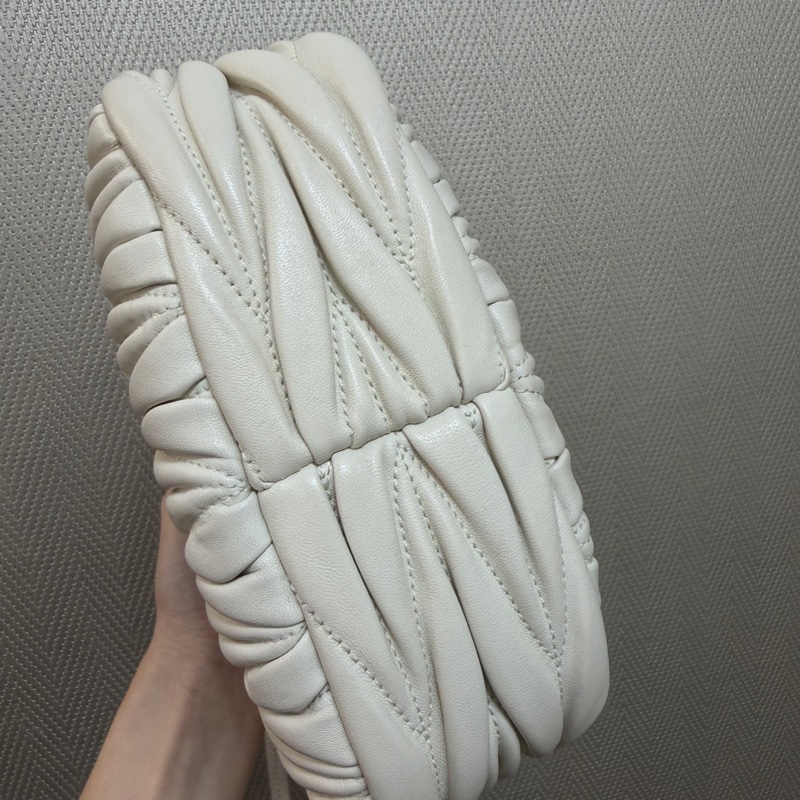 Miu Miu 白納帕羊皮金釦Wander Mareless Mini半月型手提斜背-6