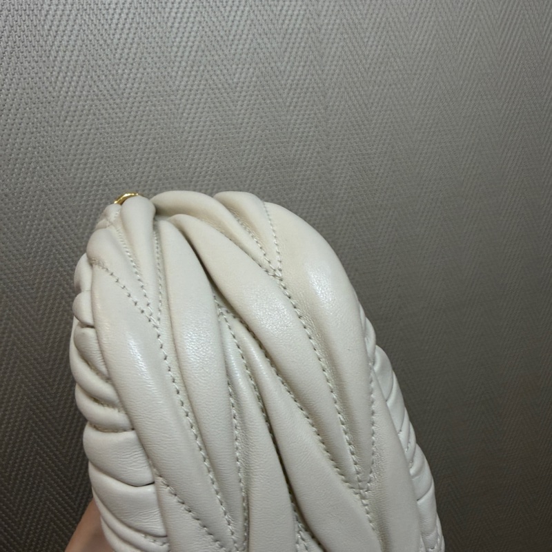 Miu Miu 白納帕羊皮金釦Wander Mareless Mini半月型手提斜背-7