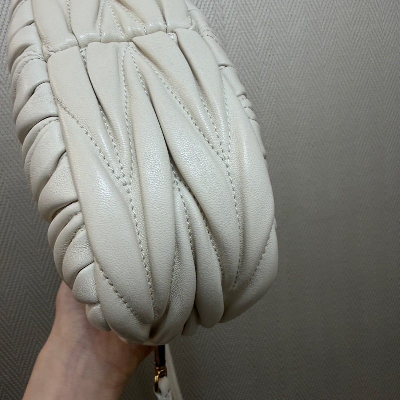 Miu Miu 白納帕羊皮金釦Wander Mareless Mini半月型手提斜背-8