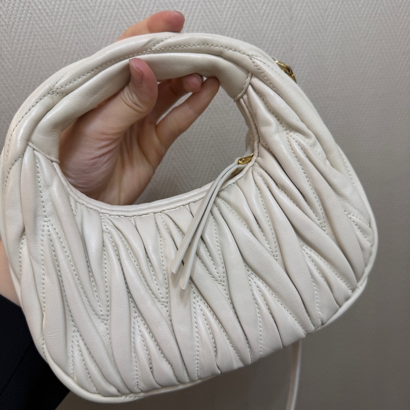 Miu Miu 白納帕羊皮金釦Wander Mareless Mini半月型手提斜背-9