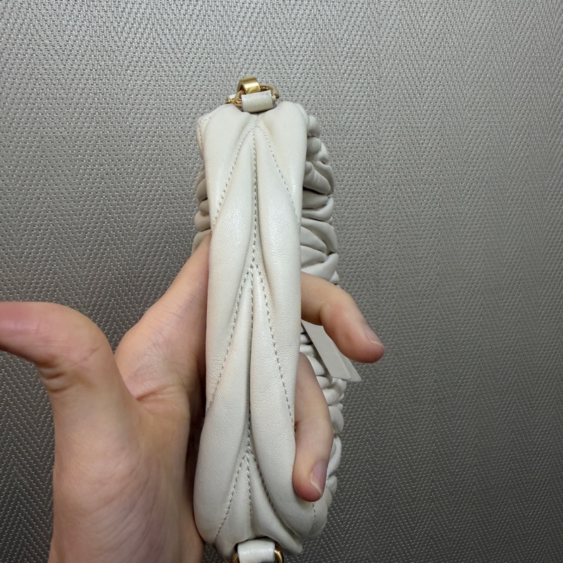 Miu Miu 白納帕羊皮金釦Wander Mareless Mini半月型手提斜背-10