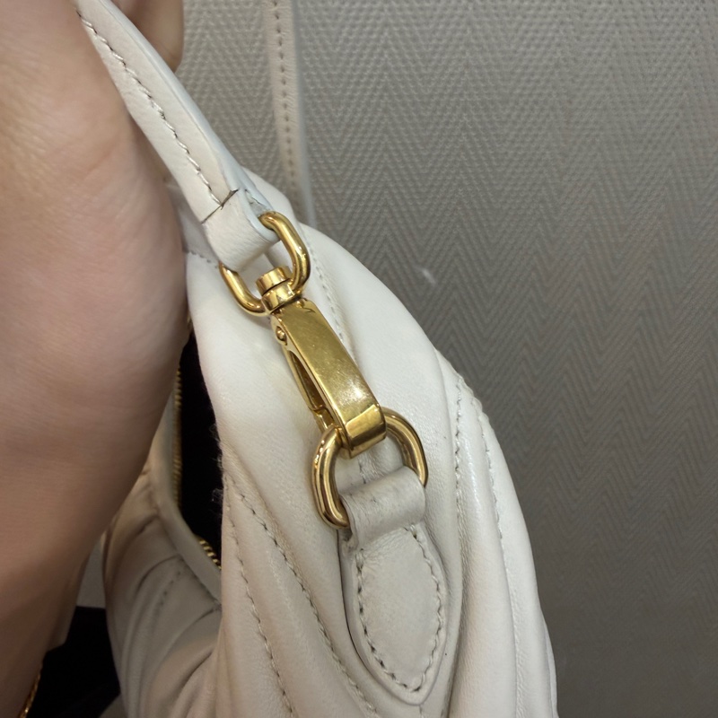 Miu Miu 白納帕羊皮金釦Wander Mareless Mini半月型手提斜背-15