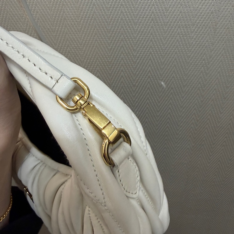 Miu Miu 白納帕羊皮金釦Wander Mareless Mini半月型手提斜背-16