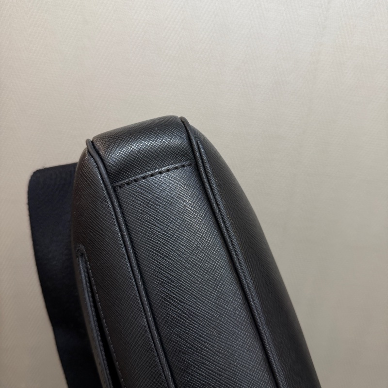 Montblanc 黑防刮牛皮銀釦一字拉手提斜背公式包-10