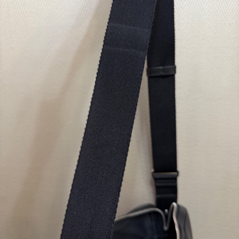 Montblanc 黑防刮牛皮銀釦一字拉手提斜背公式包-15