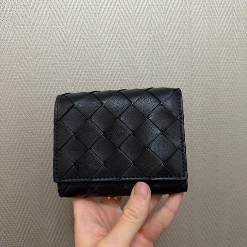 BV 黑羊皮編織霧金釦Smaill Tri-Fold三折短夾