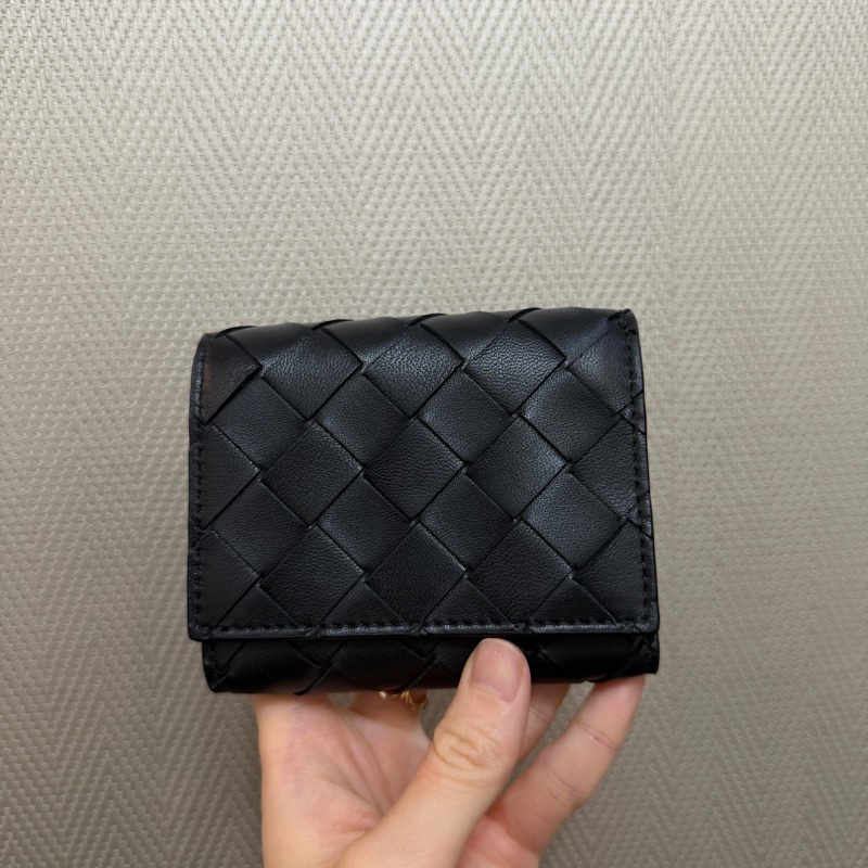 BV 黑羊皮編織霧金釦Smaill Tri-Fold三折短夾-0