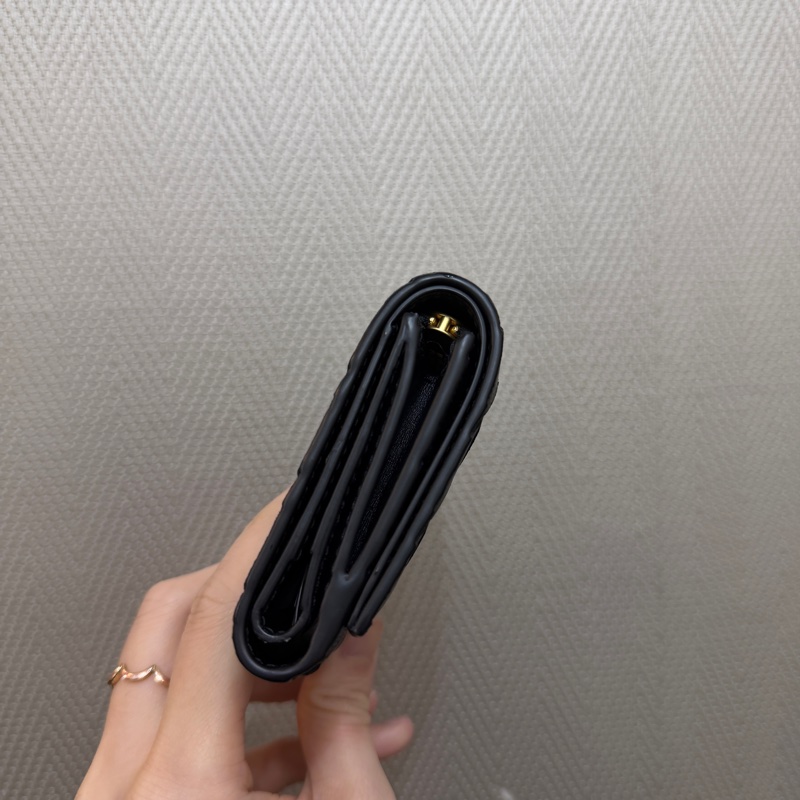 BV 黑羊皮編織霧金釦Smaill Tri-Fold三折短夾-2