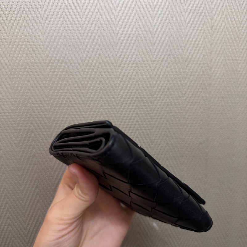 BV 黑羊皮編織霧金釦Smaill Tri-Fold三折短夾-6