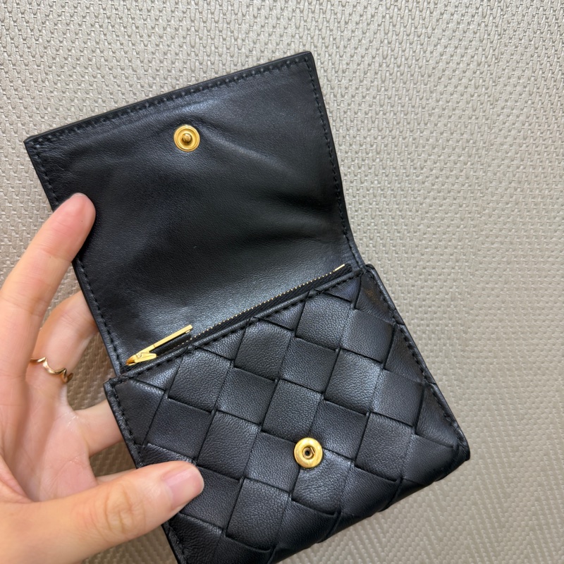 BV 黑羊皮編織霧金釦Smaill Tri-Fold三折短夾-8