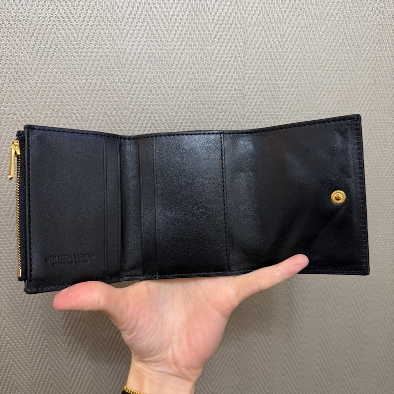 BV 黑羊皮編織霧金釦Smaill Tri-Fold三折短夾-9