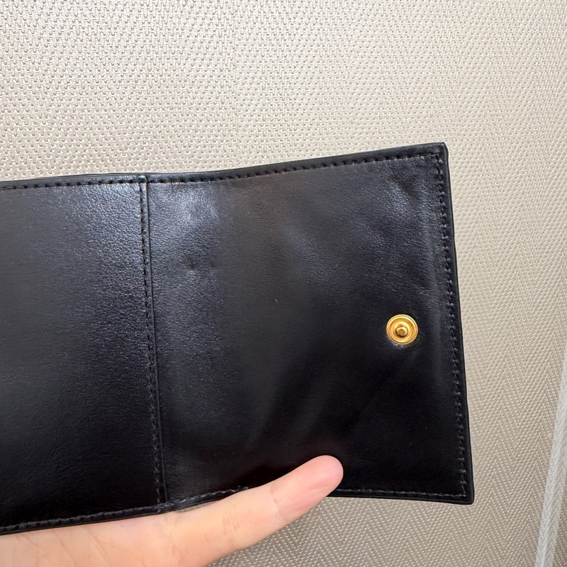 BV 黑羊皮編織霧金釦Smaill Tri-Fold三折短夾-10