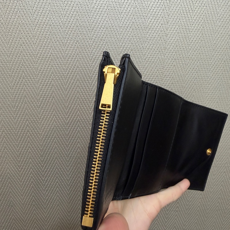 BV 黑羊皮編織霧金釦Smaill Tri-Fold三折短夾-11