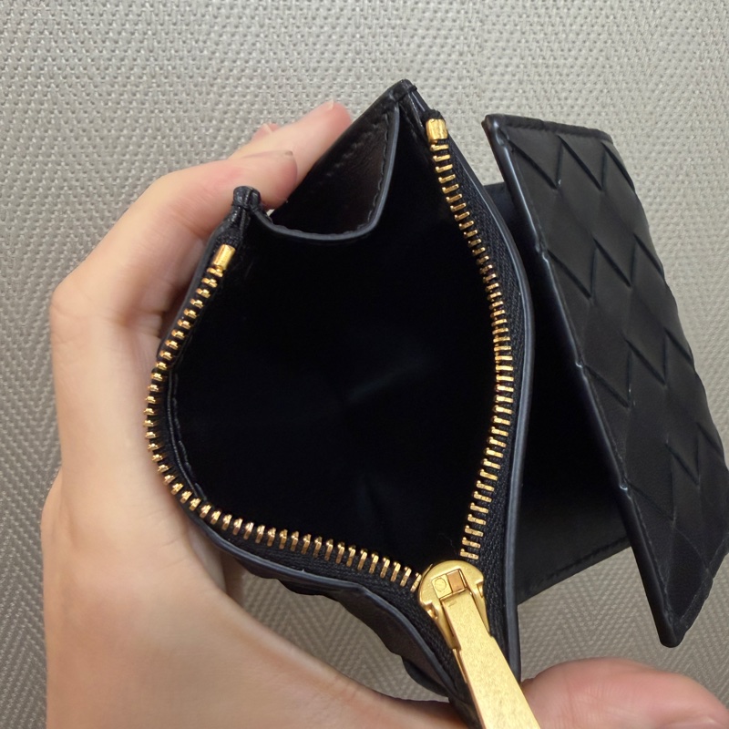 BV 黑羊皮編織霧金釦Smaill Tri-Fold三折短夾-13