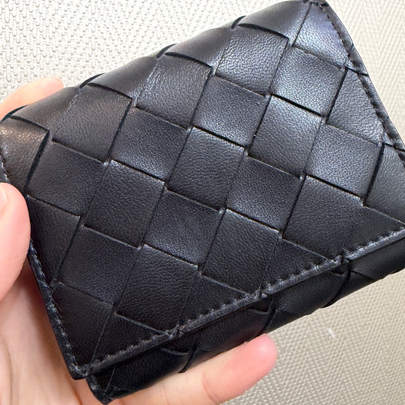 BV 黑羊皮編織霧金釦Smaill Tri-Fold三折短夾-14