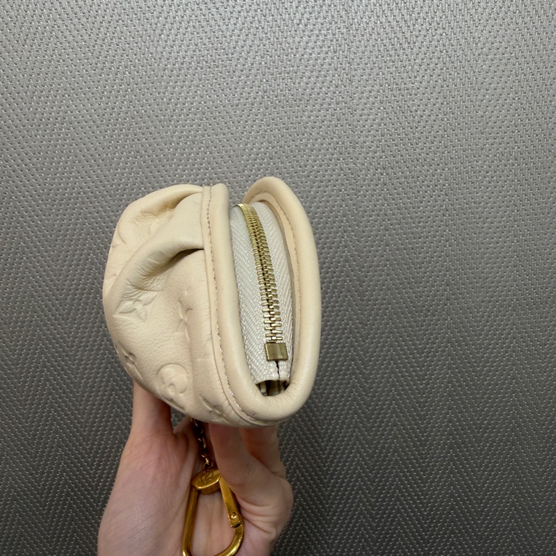 LV 白牛皮壓紋Gyoza Key Pouch餃子鑰匙零錢包M26007-1
