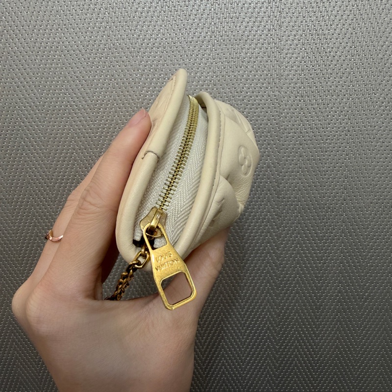 LV 白牛皮壓紋Gyoza Key Pouch餃子鑰匙零錢包M26007-2