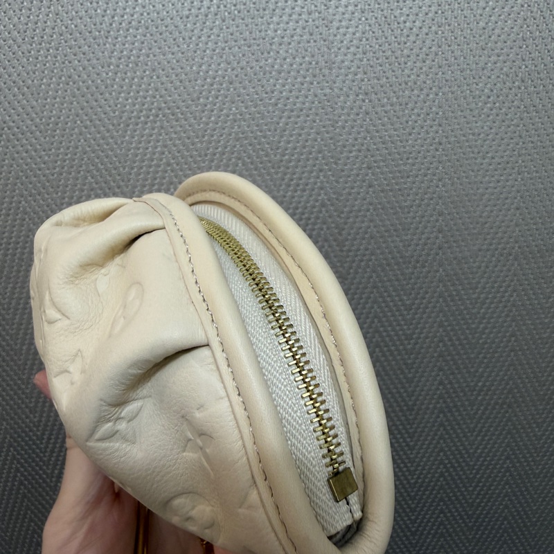 LV 白牛皮壓紋Gyoza Key Pouch餃子鑰匙零錢包M26007-4