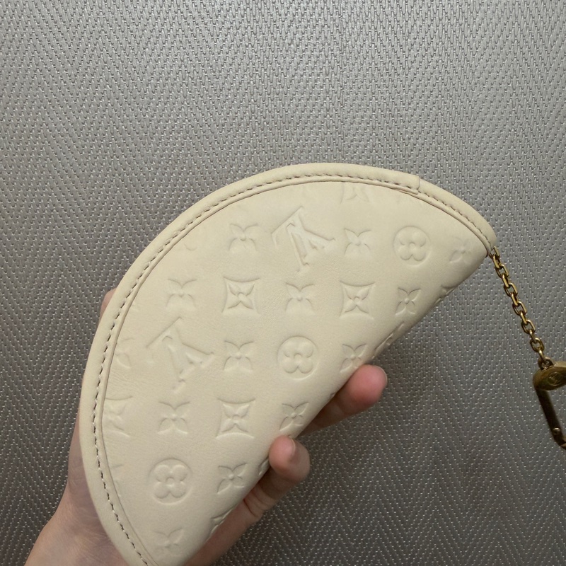 LV 白牛皮壓紋Gyoza Key Pouch餃子鑰匙零錢包M26007-5