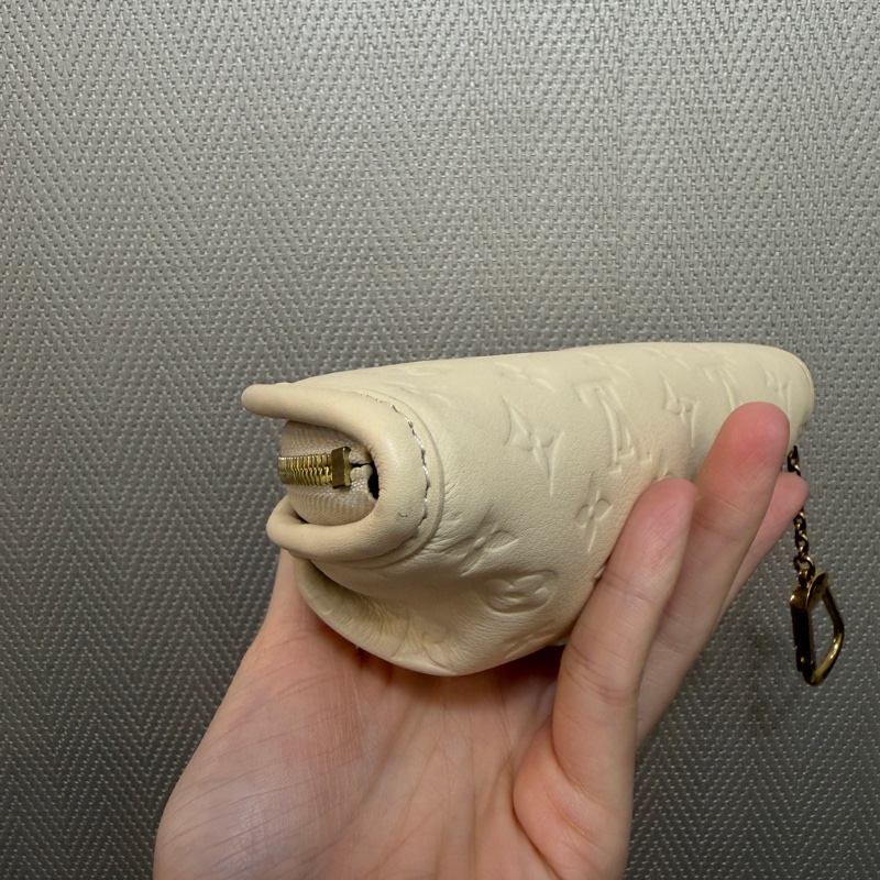 LV 白牛皮壓紋Gyoza Key Pouch餃子鑰匙零錢包M26007-6
